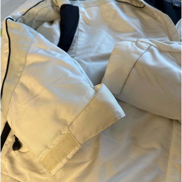 Pacific Trail, Med, white winter coat, hood, zipped pockets. - Picture 4 of 5